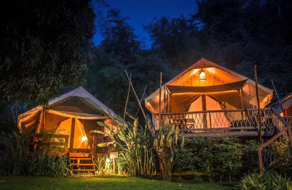 แคมป์ปิ้ง (Camping) กับ Glamping ต่างกันยังไง?